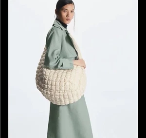 Brandneu mit Etikett COS übergroße gesteppte Schultertasche beige cremeweiß große Stoffblase - Bild 1 von 11