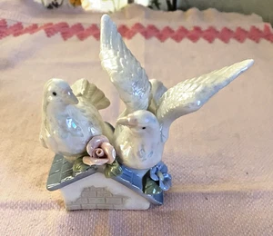 Vintage Keramik Figur Tauben auf Dach mit Blumen - Bild 1 von 2