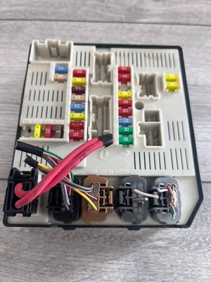 Renault Megane MK3 2008-2014 двигатель предохранитель коробка UPC компьютер 284B60008R - Изображение 1 из 3