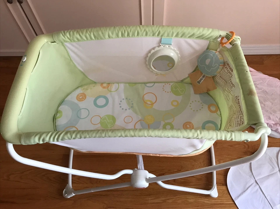 Cuna Fisher-Price Rock With Me + Colchón + 2 Fundas (Rosa/Verde) + 3 Almohadillas Foto 1 de 4