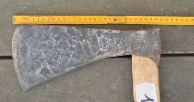 Ancienne hache d'abattage forgée à la main - Photo 1/4