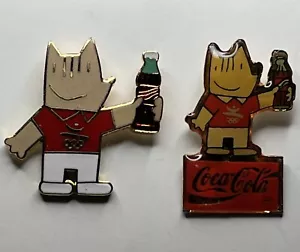 Spilla Olimpica Coca Cola 1992 ~ Mascotte Cobi con Bottiglia Coca Cola ~ Lotto di 2 Collezione - Foto 1 di 10