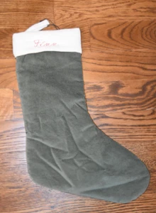 West Elm grüner Samtstrumpf 18" Finn Monogramm NEU Neu mit Etikett - Bild 1 von 2