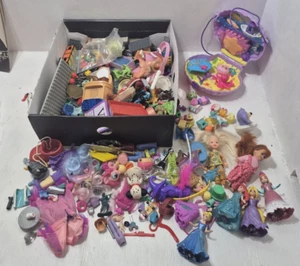 Lote Varios Juguetes Niñas Polly Muñecas de Bolsillo/Tienda/Figuras/Accesorio para Casa de Muñecas - Imagen 1 de 13