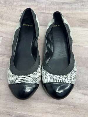 Gorra plana Cole Haan de cuero negra/blanca para mujer talla 6 B Foto 1 de 4