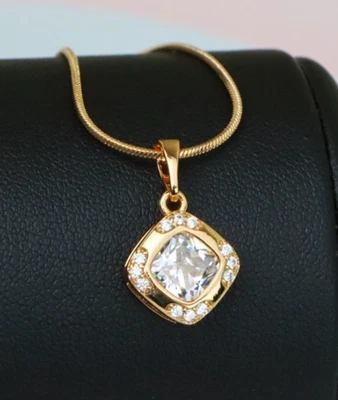 Colgante de piedra cojín blanco en latón chapado en oro con halo de cristal, XPPT1769 Foto 1 de 4