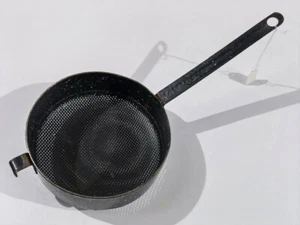 Emailliertes Sieb Durchmesser 15cm aus Resten der Rüstungsproduktion nach dem En - Picture 1 of 6