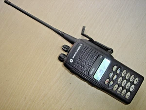 Motorola GP680 UHF 403-470MHz c/w antenna, battery & beltclip - Zdjęcie 1 z 8