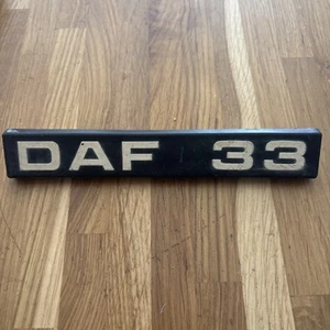 Insignia/emblema/logotipo de rejilla de coche clásico raro DAF 33 - almacenado en seco desde principios de los años 80 - Imagen 1 de 7