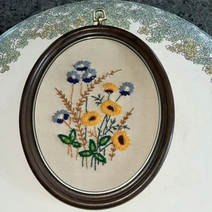 Arte de pared vintage de los años 70 floral a punta de aguja decoración de pared con marco ovalado boho - Imagen 1 de 5