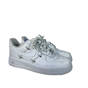 Sneakers basse Nike AF1 argento con borchie Swoosh in pelle bianca 6,5 W streetwear - Foto 1 di 8