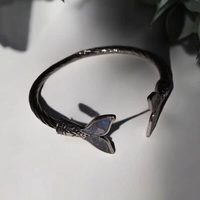 Brazalete tono plata con extremos de aleta multicolor Foto 1 de 4