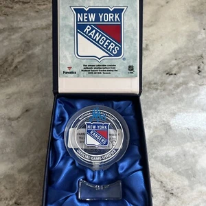 Mika Zibanejad handsignierter NY Ranger Crystal Puck - gefüllt mit MSG Ice - Bild 1 von 5