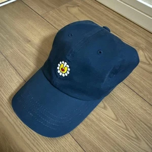 NewJeans x Takashi Murakami Navy Cap - Bild 1 von 4