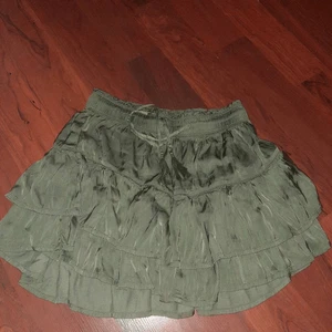 Minifalda verde Aerie Sweet N' Silky en capas - Imagen 1 de 4