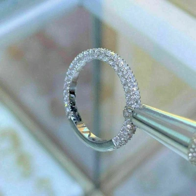 Anillo de compromiso banda de eternidad de diamantes redondos creados en laboratorio de 1 quilate acabado en oro blanco de 14 K Foto 1 de 4