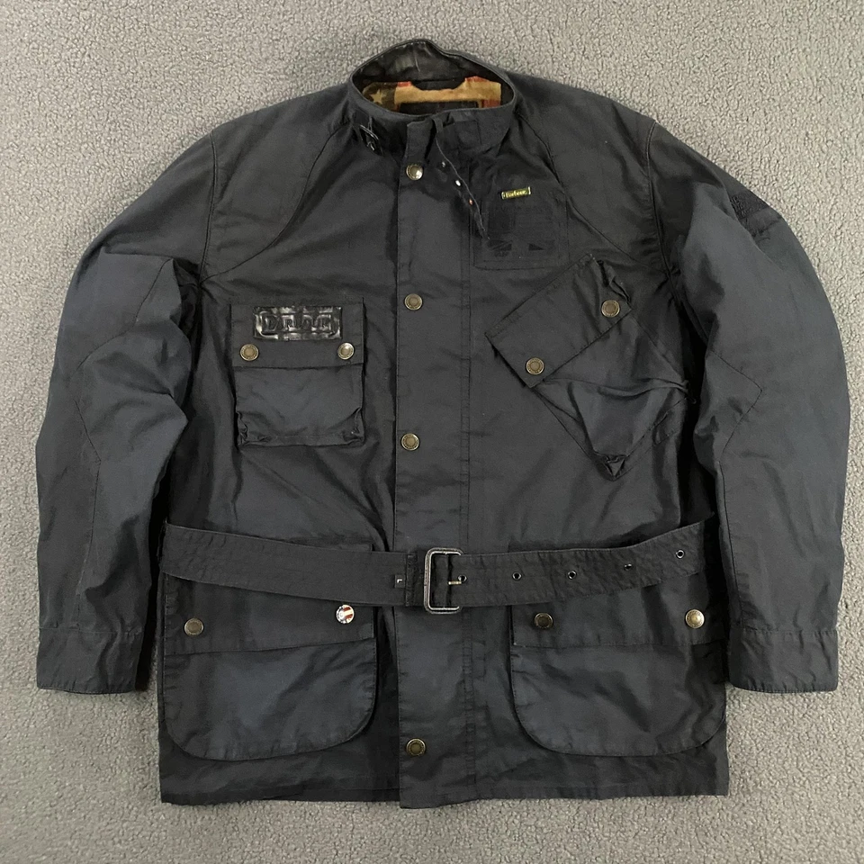 Jaqueta Barbour International masculina grande encerada Steve McQueen com cinto MWX0798NY92 - Imagem 1 de 4
