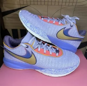 NUEVO Nike LeBron XX 20 NBY Para Hombres Talla 9.5 Púrpura Violeta Dorado Escarcha DJ5423-500 - Imagen 1 de 6
