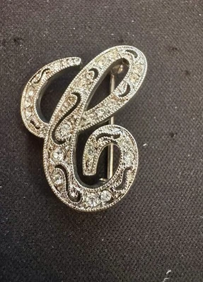 Broche prendedor Monet letra cursiva inicial C estrás tono plata firmado Foto 1 de 2