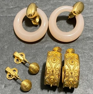 Lote de 3 aros vintage Trifari rosa lucite y etrusco disco redondo clip en tono dorado - Imagen 1 de 5