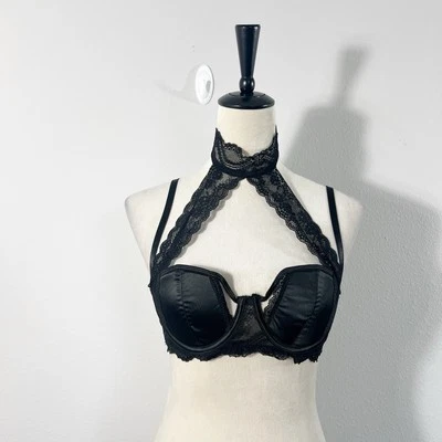 Nuevo con etiquetas Sujetador Fredericks of Hollywood Gargantilla Cuello Alto Encaje Negro Imitación Cuero Mediano Foto 1 de 4