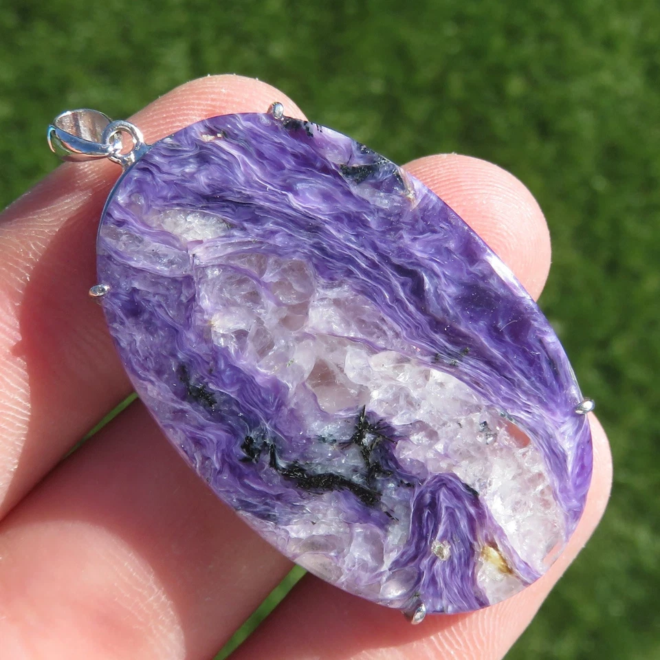 Minerali *** RARO CIONDOLO OVALE IN CHAROITE (CIAROITE) VIOLA Siberia su ARGENTO - Immagine 1 di 2