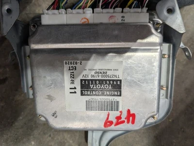 04 05 TOYOTA MATRIX 89661-01112 COMPUTER ENGINE CONTROL ECU ECM MODULE - Image 1 of 3