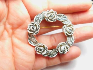 Black White Celluloid Flower Wreath Brooch Vintage - Imagen 1 de 4