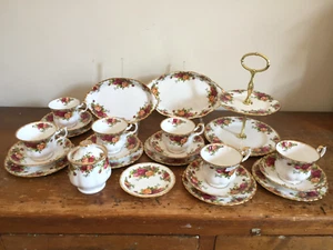 Royal Albert Old Country Roses Teeservice - 6 Trios, Kuchenständer, Servierteller - Bild 1 von 8