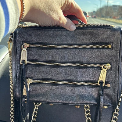 Bolso de Hombro Rebecca Minkoff Cuero Negro Dorado Metal Correa y Cremalleras Usado en Excelente Condición Foto 1 de 4