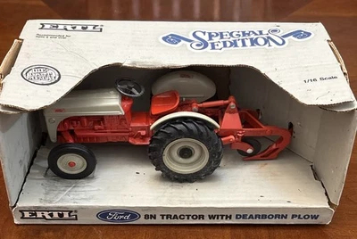 Tractor Ford Die Cast Metal Modelo 8N Dearborn Arado 1:16 Ertl De Colección 1987 EE. UU. Nuevo Foto 1 de 4