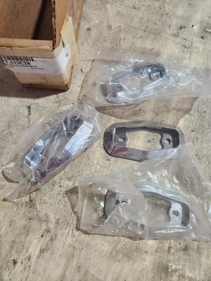 Cantidad 4** Base cromada Optronics PLA13C2B para luz serie MCL13 y UCL Foto 1 de 4