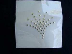 6 GORGEOUS IRON ON APPLIQUES METALLIC GOLD LOOK STUDS IN A SPRAY LIKE DESIGN - Bild 1 von 1