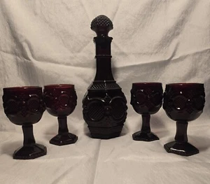 De colección. Decantador de vino tinto rubí Avon 1876 Cape Code y 4 piezas Juego de copas - Imagen 1 de 14