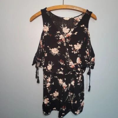 Romper Aeropostale preto floral ombro frio tamanho XS - Imagem 1 de 4