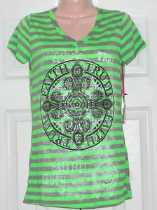 NUOVO! MAGLIETTA SCOLLO A V KATYDID STRASS VERDE E GRIGIA CON FEDE E FIDUCIA ~ BUSTO M/34" - Foto 1 di 6