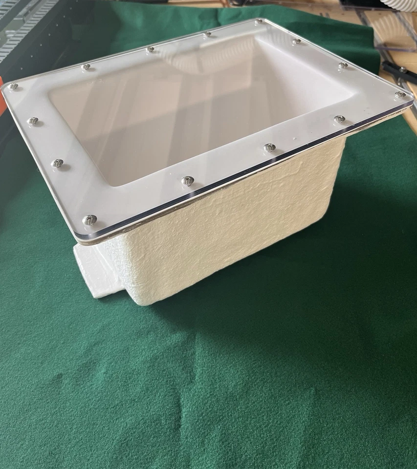 Pequeño pozo de cebo de cofre de mar, caja de bomba Livewell o caja de sumidero solamente Foto 1 de 4