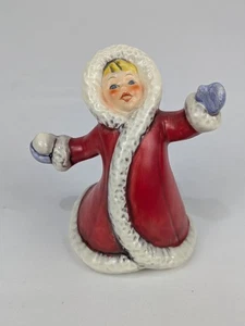 Goebel Hummel W Alemania Porcelana Niña en Abrigo Rojo Lanzando Bola de Nieve 4" - Imagen 1 de 5