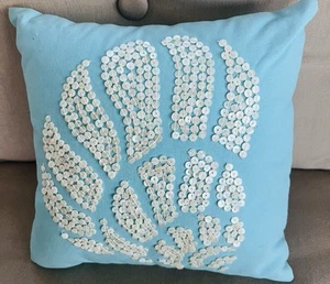 Almohada Pottery Barn SeaShell con cuentas 12x12 - Imagen 1 de 2