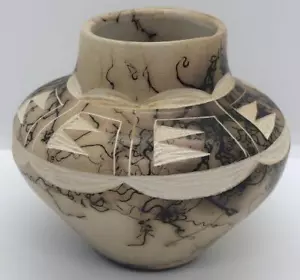 VINTAGE - NAVAJO INDIANER - PFERDEHAAR & GESCHNITZTE VASE - BODEN SIGNIERT T. VAIL - Bild 1 von 1