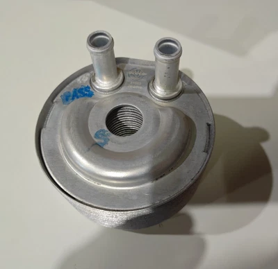 Enfriador de aceite del motor para Nissan Navara/Pathfinder/Cabstar 2.5dCi OE-21305EB300 Foto 1 de 3