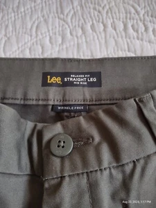 Lee Women's Straight Leg Pants size 4 Olive green. New Without Tags - Picture 1 of 3
