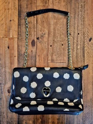Bolso de hombro Betsey Johnson Dome Signature negro/blanco a lunares Foto 1 de 4