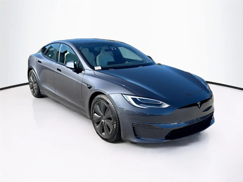 Tesla Model S 2022 a cuadros Foto 1 de 4