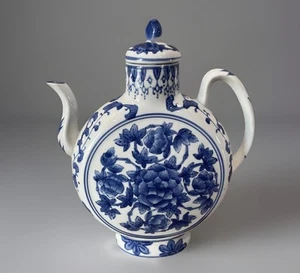 Beautiful 19th c. Chinese Blue & White Porcelain Vase (12inx10inx4in) - Picture 1 of 11