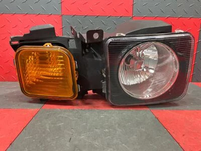 06-10 Hummer H3 OEM Right Passenger Headlight Turn Signal Marker Light Combo - Image 1 of 4