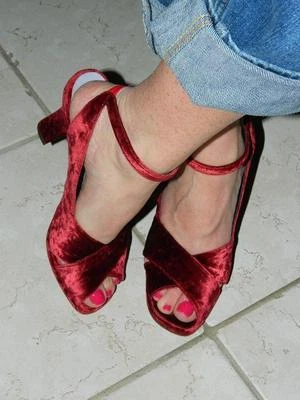 Sandalias Cynthia Rowley de terciopelo rojo vino punta abierta correa en el tobillo tacón bloque, talla 7 Foto 1 de 4