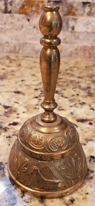 Campana de cena vintage de latón macizo ornamentada hecha en Inglaterra campana de ceremonia campana de mano - Imagen 1 de 8