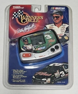 Dale Earnhardt 1999 Tiger Electronics LCD NASCAR Juego de Carreras Círculo de Ganadores NUEVO - Imagen 1 de 2