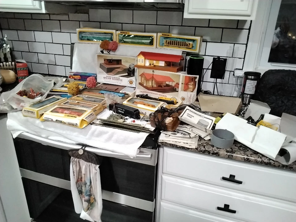 Large Lot Of HO Scale Train Lot With Accessories - Image 1 of 4